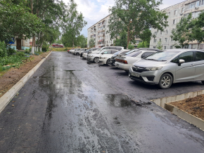 	"Широкая автопарковка во дворе"